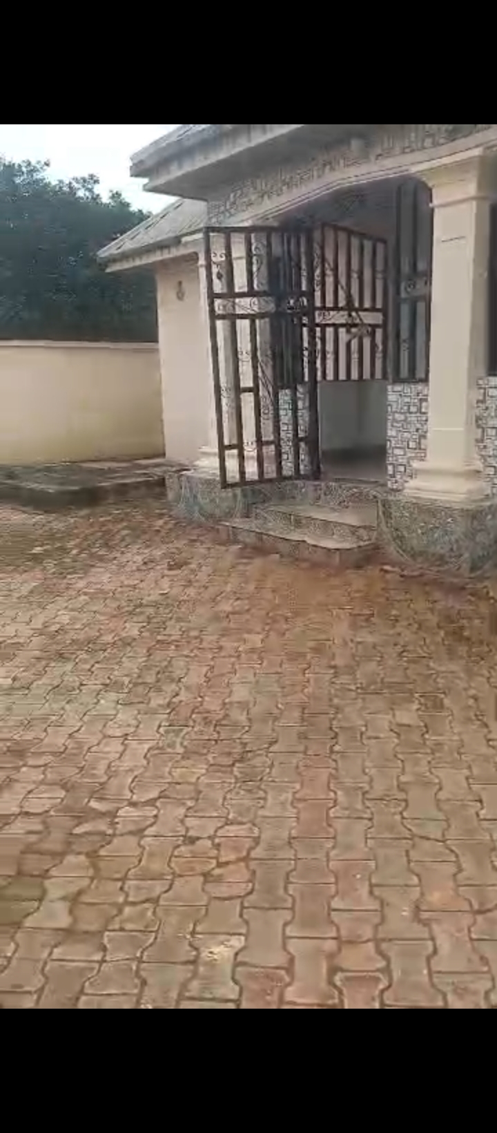 3 Bedroom Flat for Sale in Upper ekehuan road, Edo cover picture