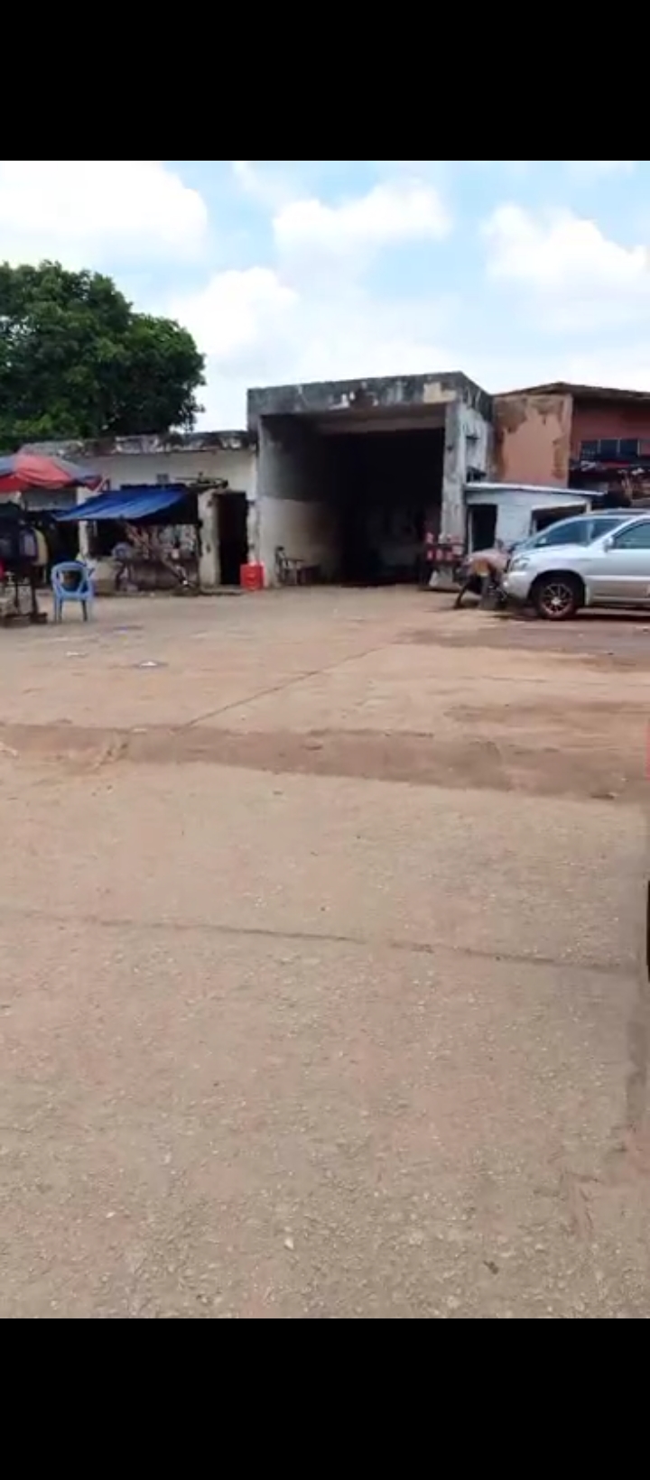 Land for Sale in along busy sapele road  opposite palm house  close high court, in the heart of Benin City, Edo cover picture