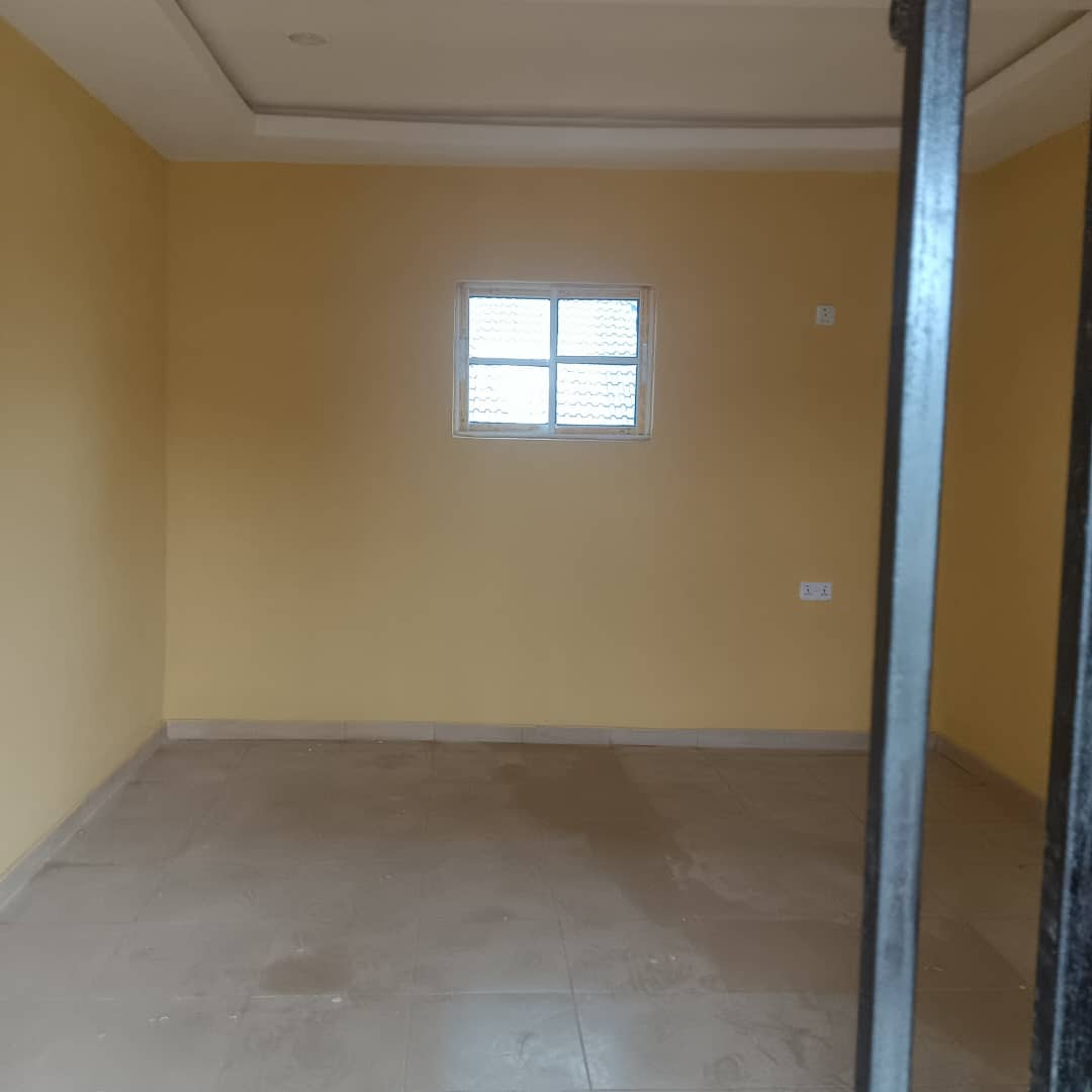 Store for Lease in Along Ekehuan Road, Edo cover picture