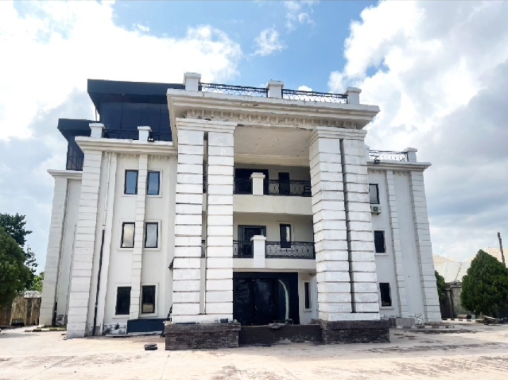 A strongly built hotel in a very serene environment is up for sale.  Size : 1600sqm cover picture